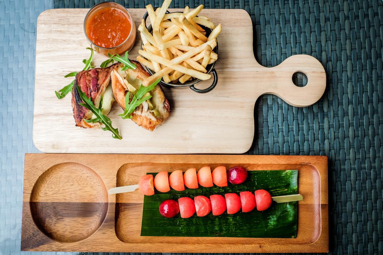 芭东山丘迈家酒店【SHA Extra Plus】 Patong 外观 照片 A wooden cutting board with a handle