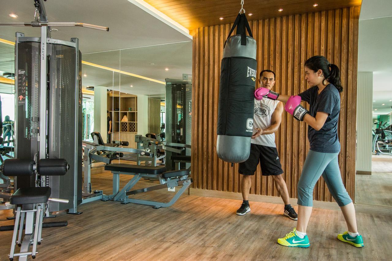 芭东山丘迈家酒店【SHA Extra Plus】 Patong 外观 照片 A woman training with a personal trainer