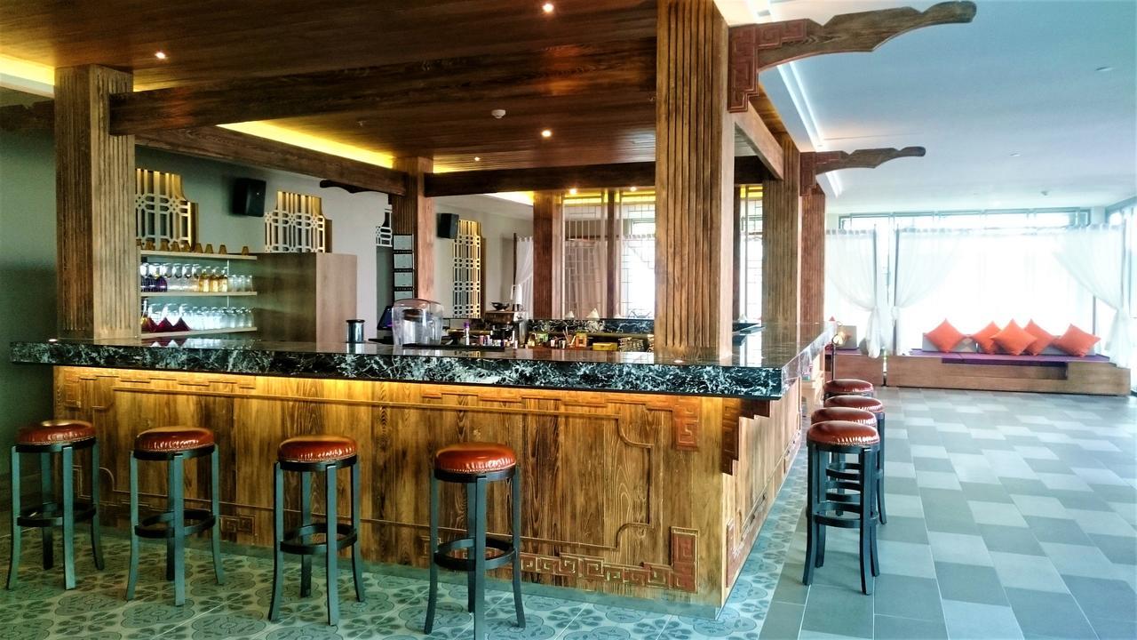芭东山丘迈家酒店【SHA Extra Plus】 Patong 外观 照片 The bar at the 101 bar