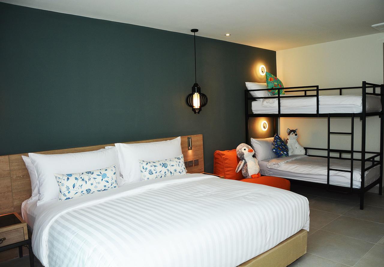 芭东山丘迈家酒店【SHA Extra Plus】 Patong 外观 照片 Family room at the hotel