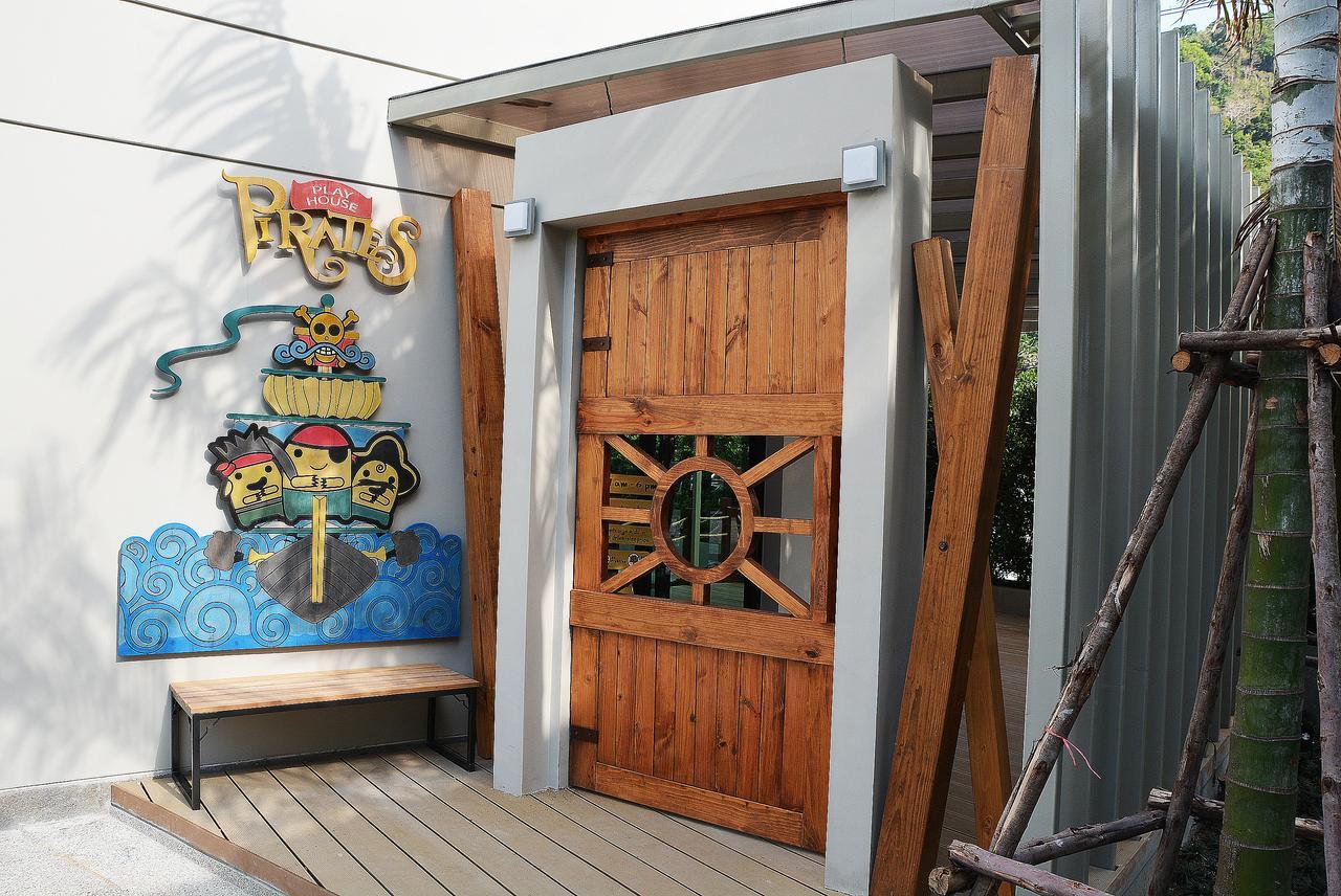 芭东山丘迈家酒店【SHA Extra Plus】 Patong 外观 照片 Entrance to the pirate ship