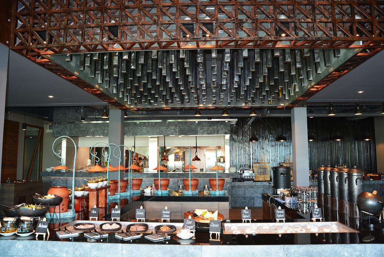 芭东山丘迈家酒店【SHA Extra Plus】 Patong 外观 照片 The buffet at the restaurant