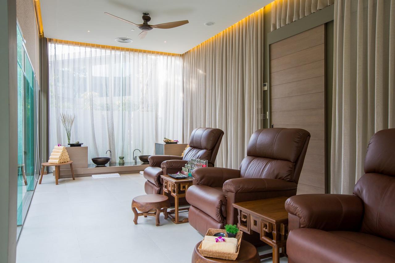 芭东山丘迈家酒店【SHA Extra Plus】 Patong 外观 照片 A foot reflexology room at a spa