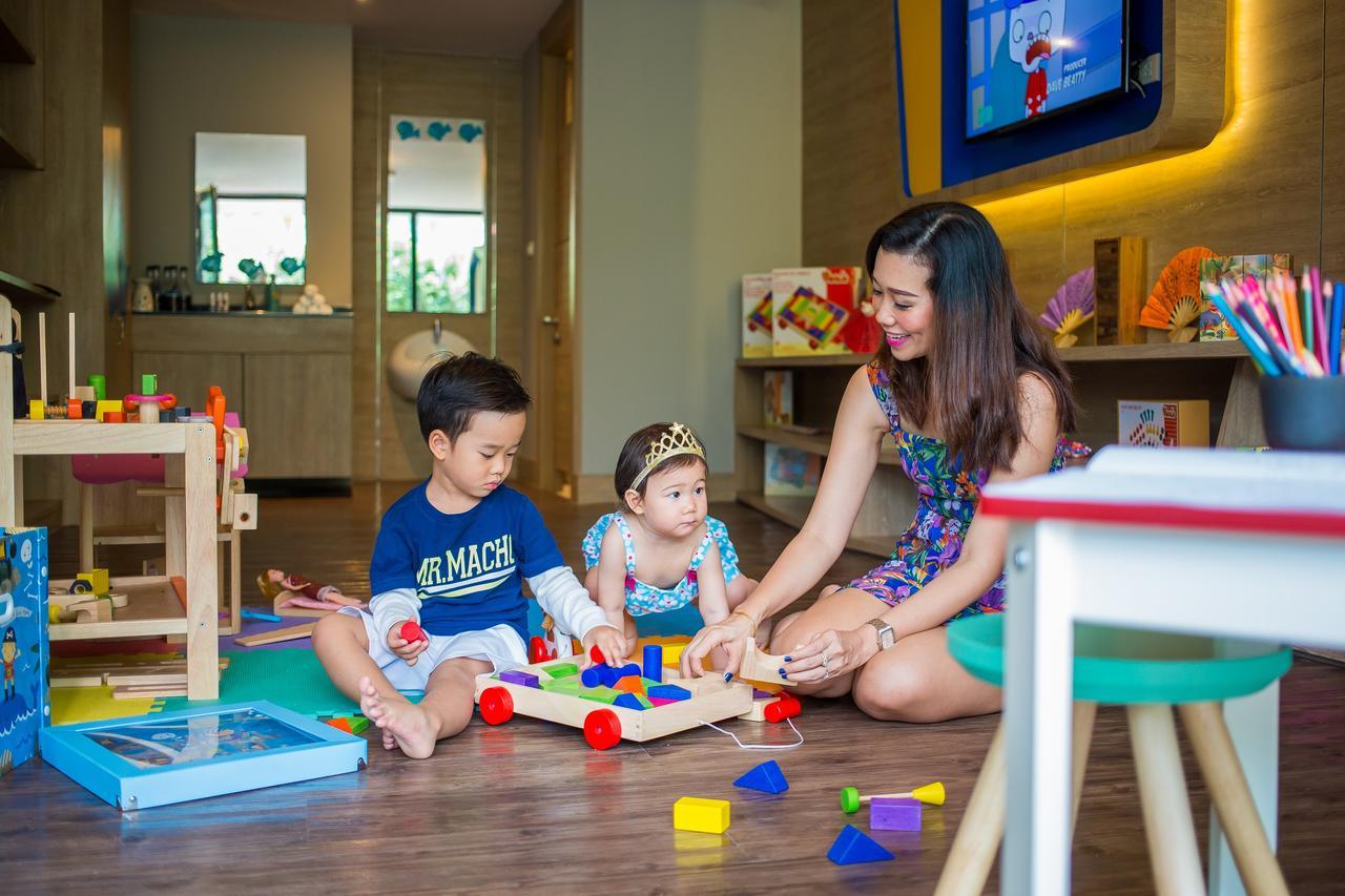 芭东山丘迈家酒店【SHA Extra Plus】 Patong 外观 照片 Parents and children at the club