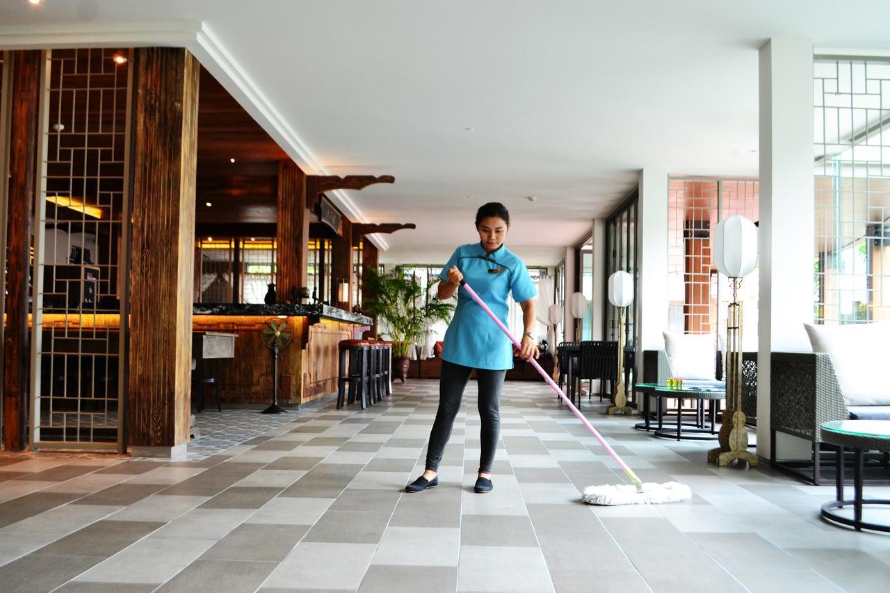 芭东山丘迈家酒店【SHA Extra Plus】 Patong 外观 照片 A hotel housekeeper mopping the floor