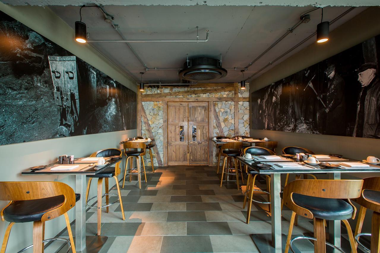芭东山丘迈家酒店【SHA Extra Plus】 Patong 外观 照片 Interior of the restaurant
